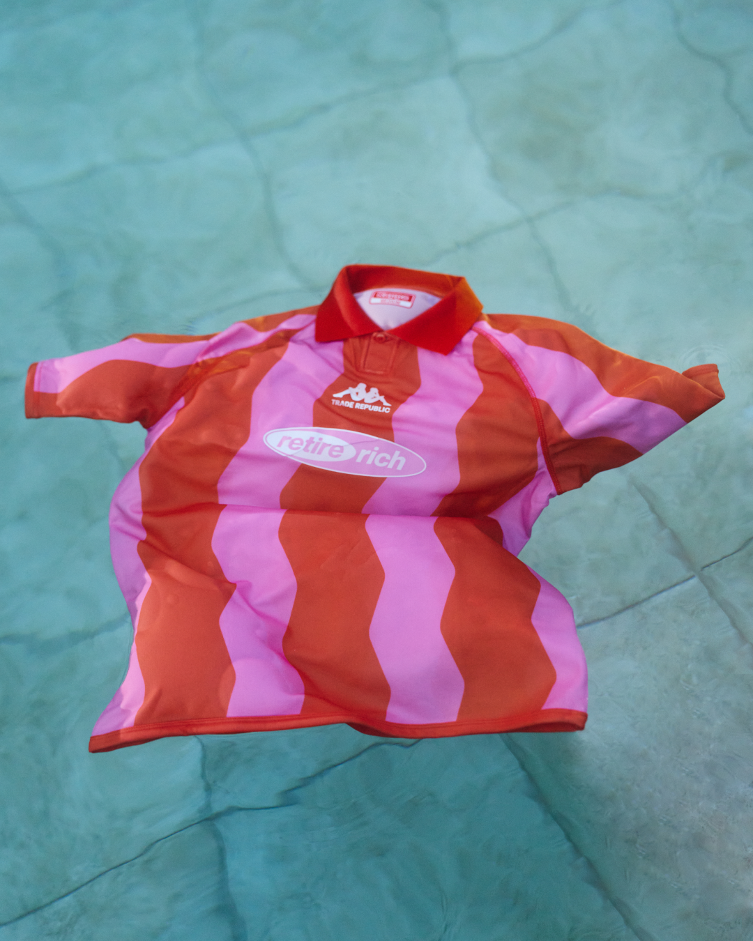 Kappa: Creata con un messaggio Ogni elemento del design di questa maglia è una dichiarazione....