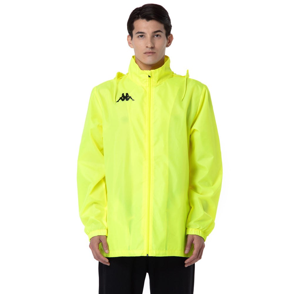 Chaqueta impermeable de fútbol verde neón para hombre. 02