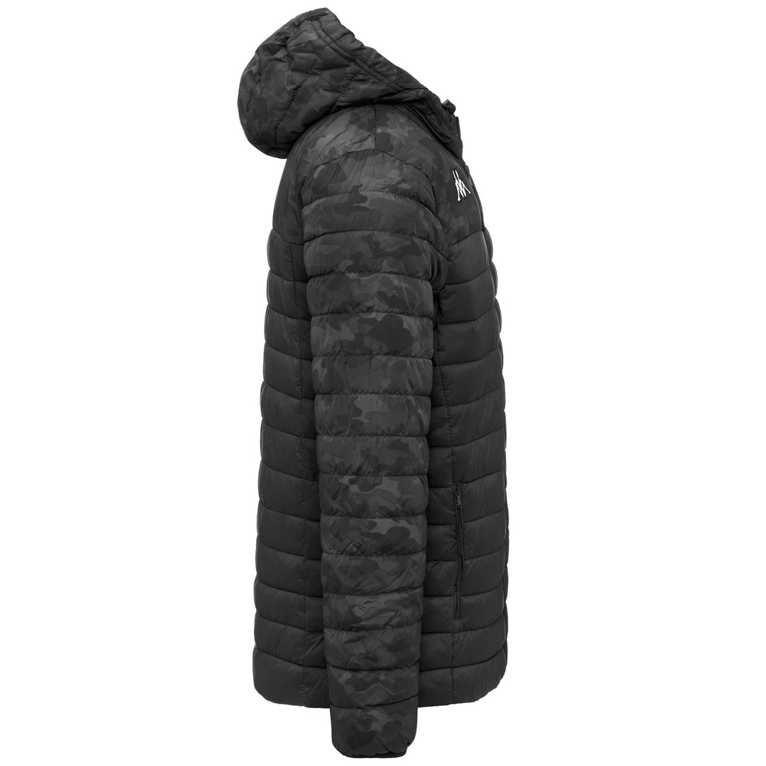 Chaqueta negra con capucha impermeable y corte entallado para hombre main