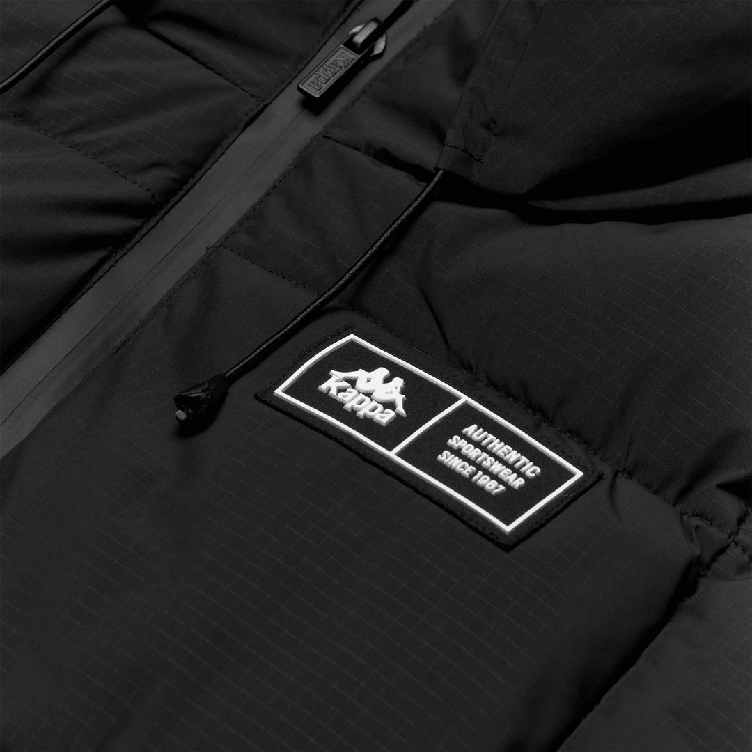 Chaqueta negra de hombre con capucha y relleno REPREVE de longitud media main