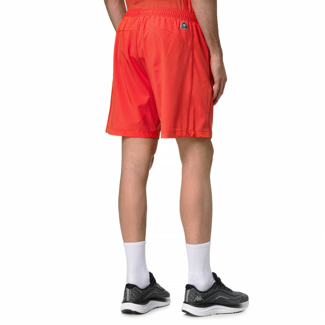 Pantalones cortos deportivos ajustados de color naranja para hombre confeccionados en tejido elástico tejido main