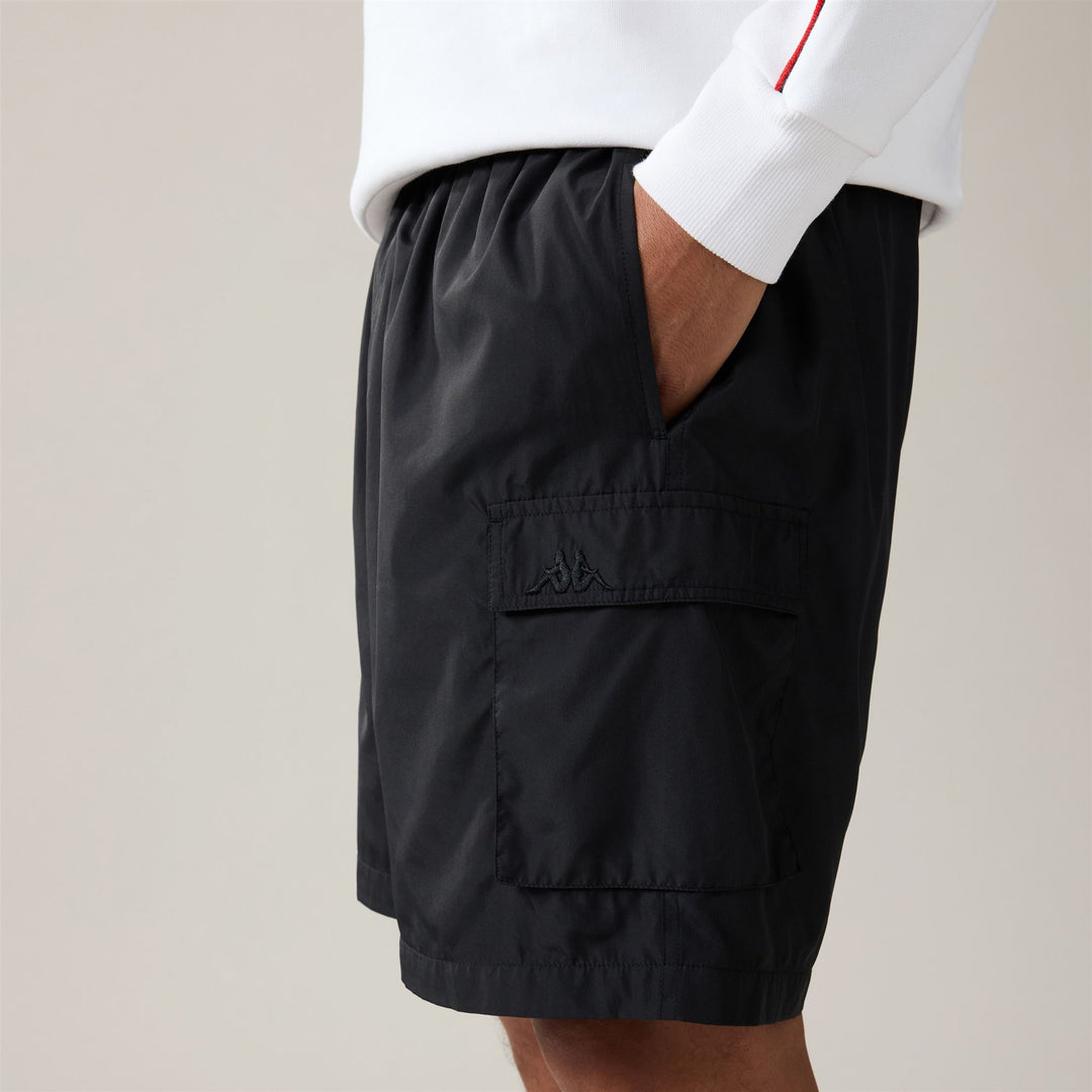 Pantaloncini sportivi da uomo neri, vestibilità comoda con elastico in vita. 01