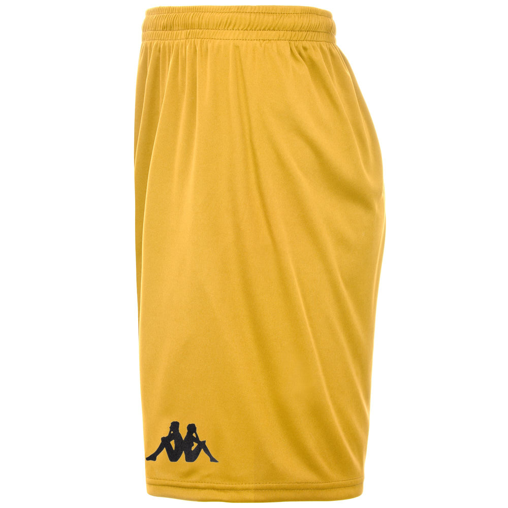 Pantalones cortos interlock de fútbol para hombre de color amarillo. 02