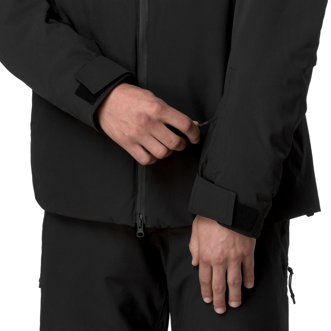 Veste de ski noire pour homme, coupe ajustée, rembourrée et imperméable. main