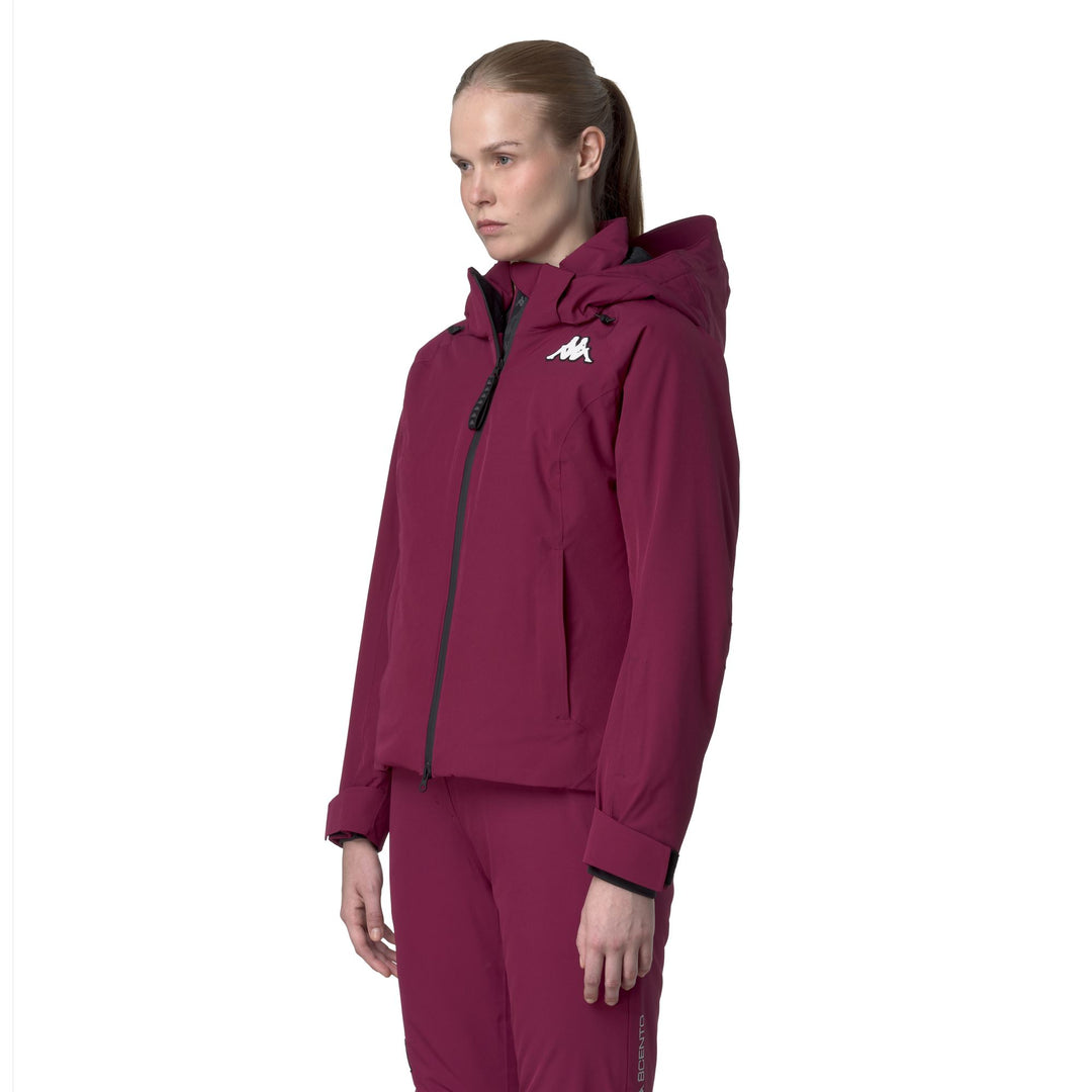 Veste de ski rembourrée rouge pour femme, coupe ajustée, avec protection imperméable main