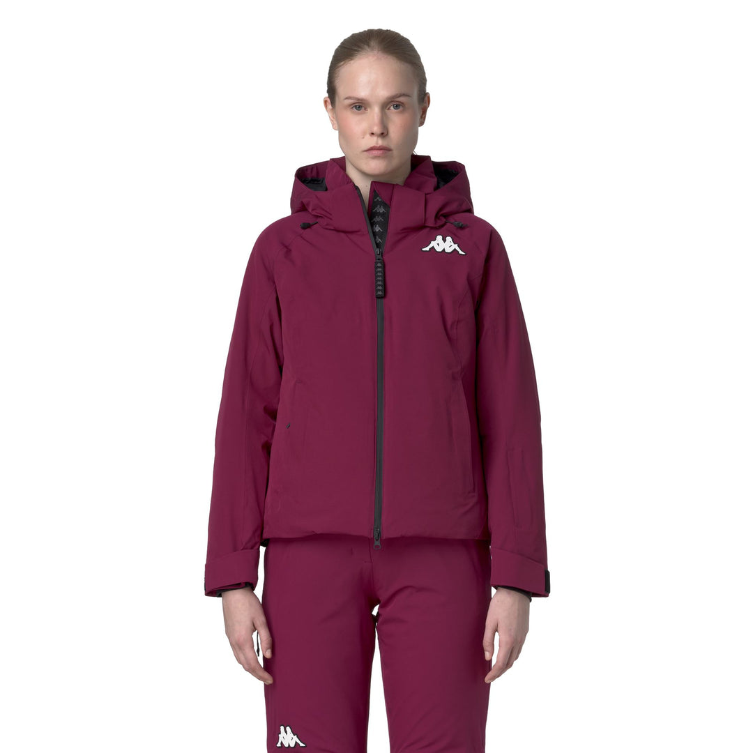 Veste de ski rembourrée rouge pour femme, coupe ajustée, avec protection imperméable 01
