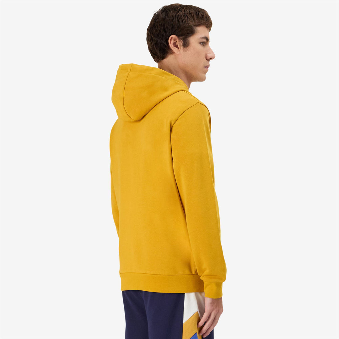Sudadera con capucha de polar para hombre en amarillo dorado con bolsillo tipo canguro main