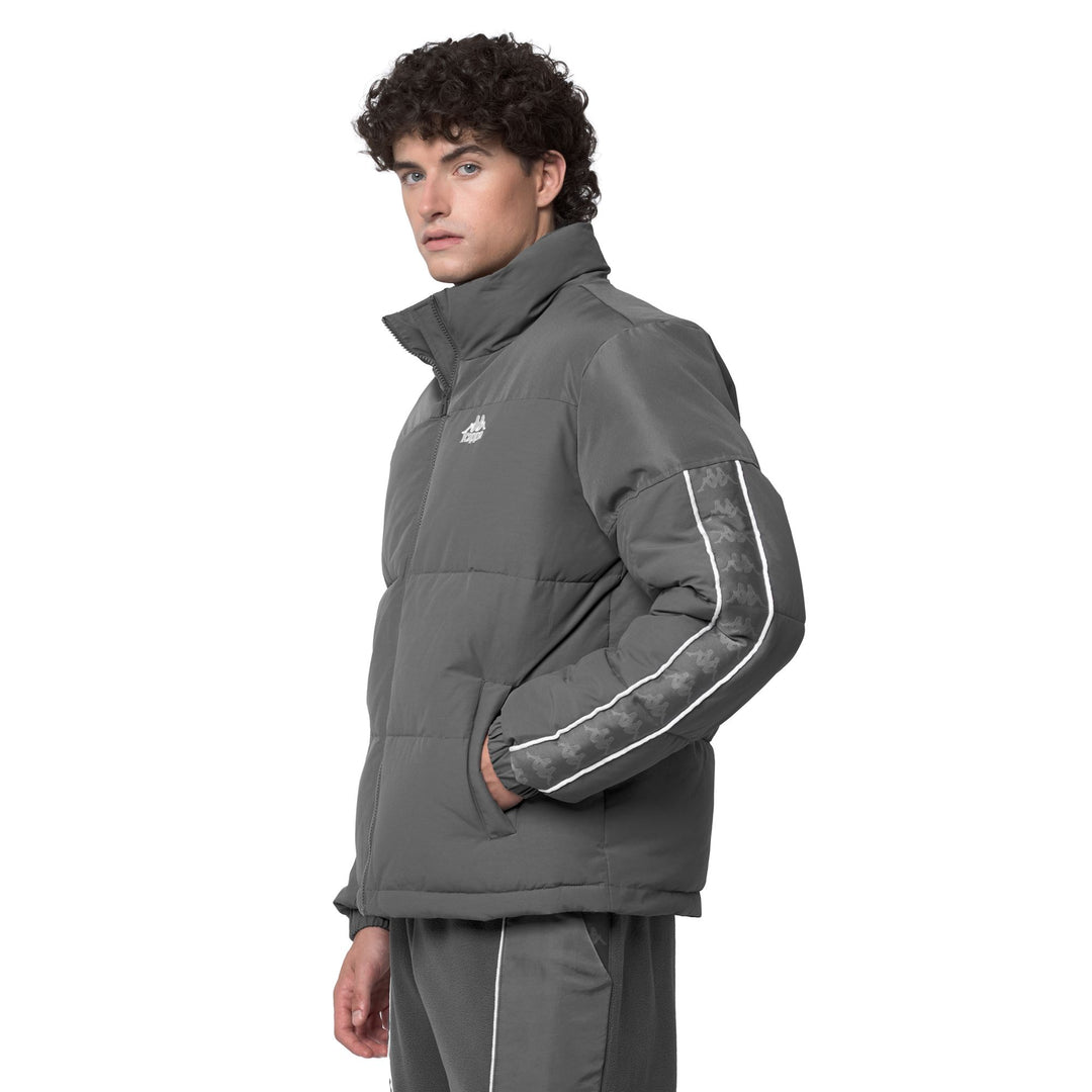 Chaqueta deportiva de corte cómodo para hombre, color gris, con acolchado Repreve. main