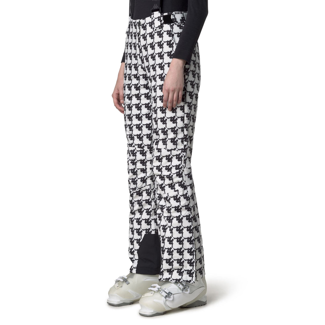 Pantalon de ski noir isolé pour femme avec protection imperméable main