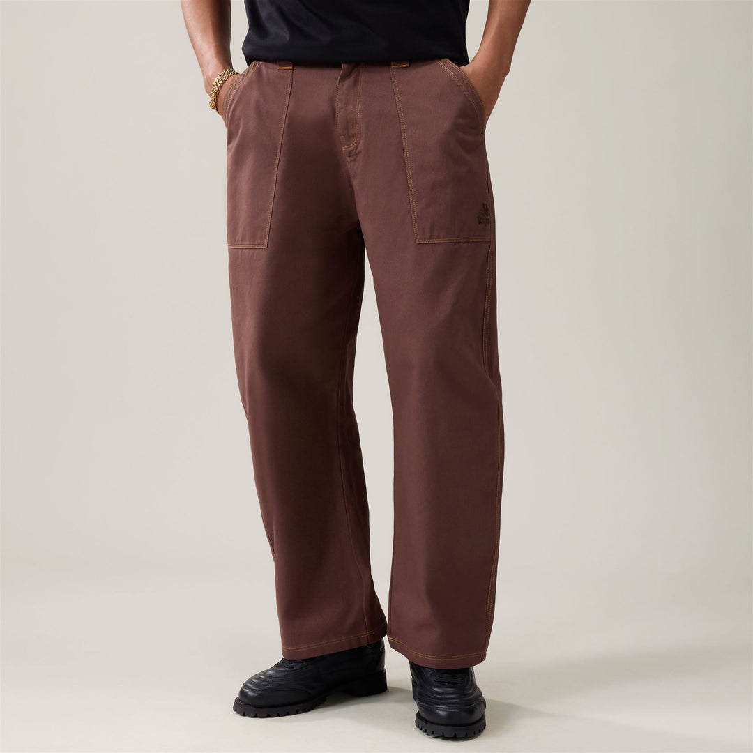 Pantaloni cargo da uomo marroni, vestibilità comoda 01