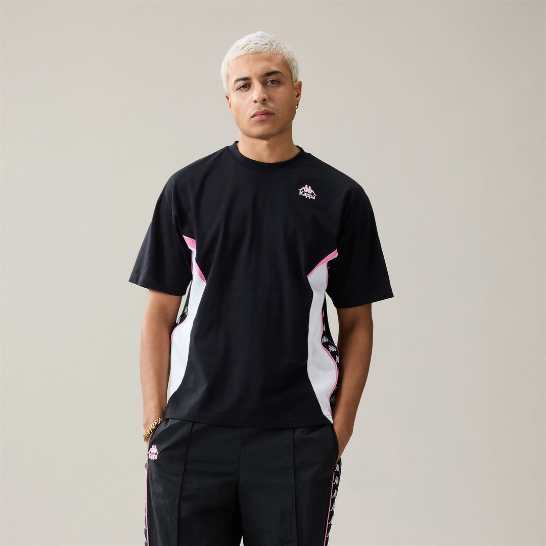 T-shirt sportiva da uomo nera con inserti in rete traspirante 01