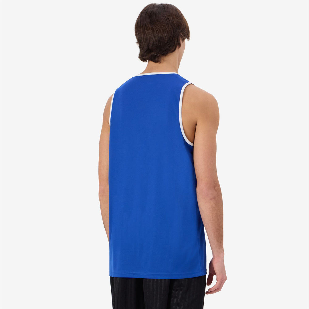 Débardeur de basketball bleu pour homme, coupe classique. main