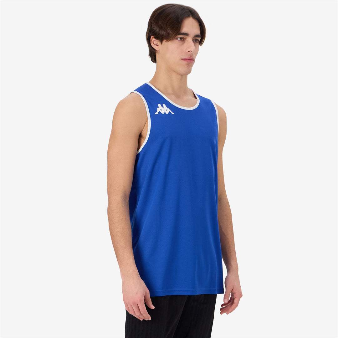 Débardeur de basketball bleu pour homme, coupe classique. main