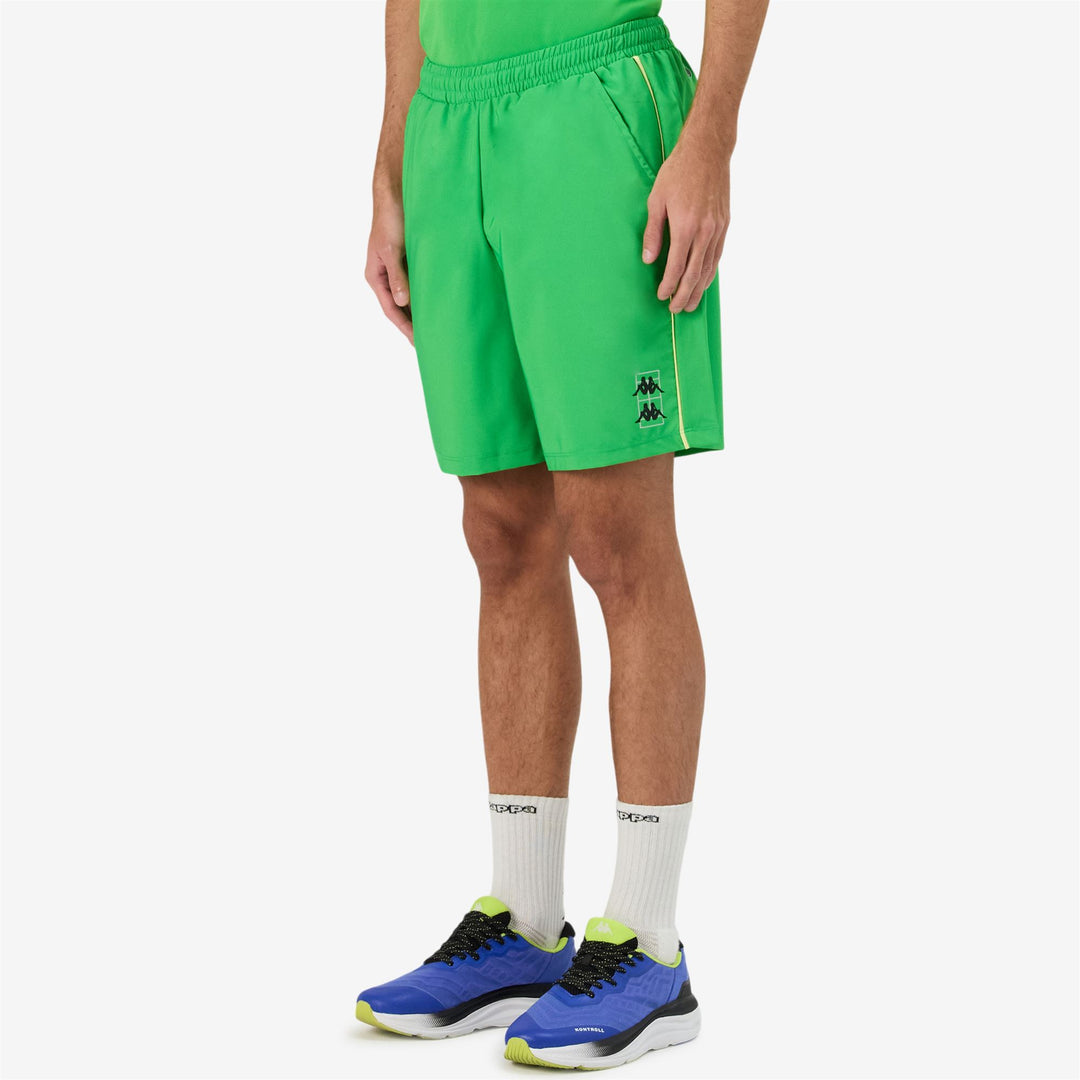 Pantalón corto deportivo de pádel para hombre color verde flúor con cintura elástica y bolsillos main