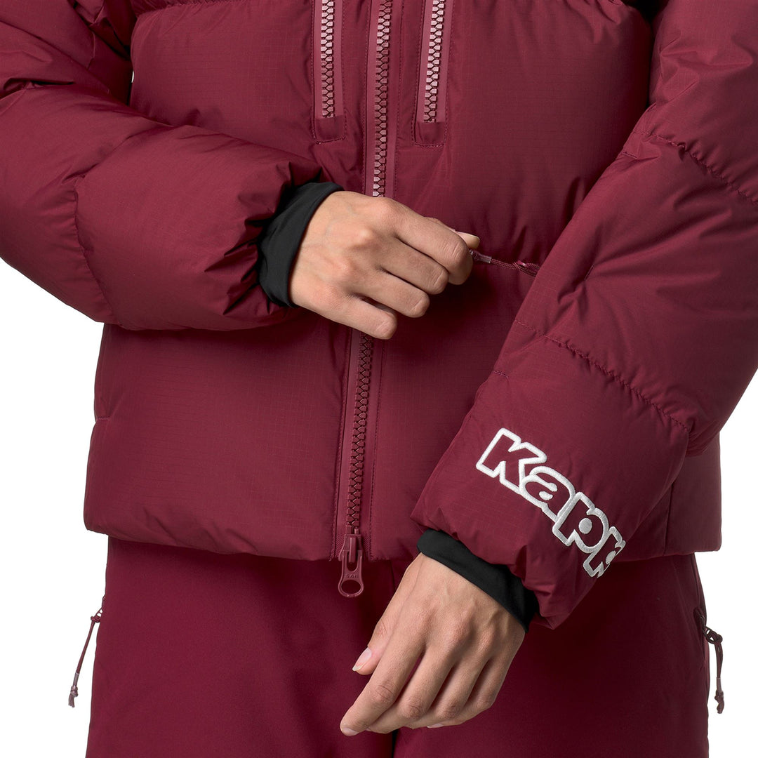 Chaqueta roja de media caña para mujer con protección contra el agua y relleno de plumón main