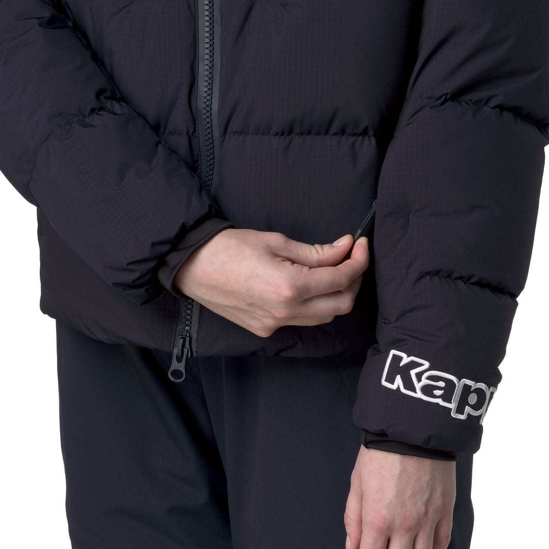 Chaqueta azul de mujer con relleno de plumón y protección contra el agua main