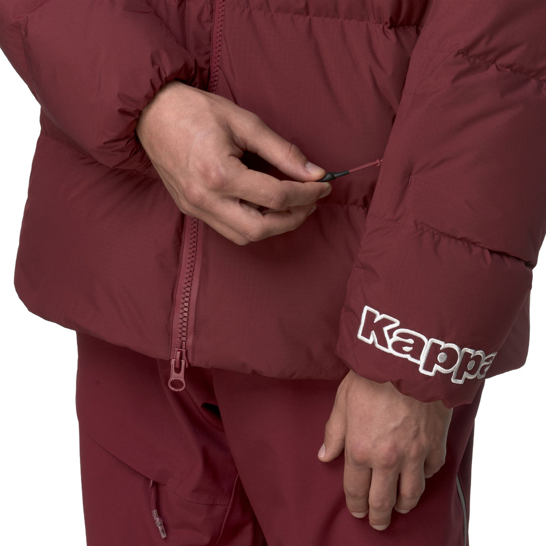 Veste de ski rouge pour homme, imperméable et confortable grâce à son isolation thermique. main