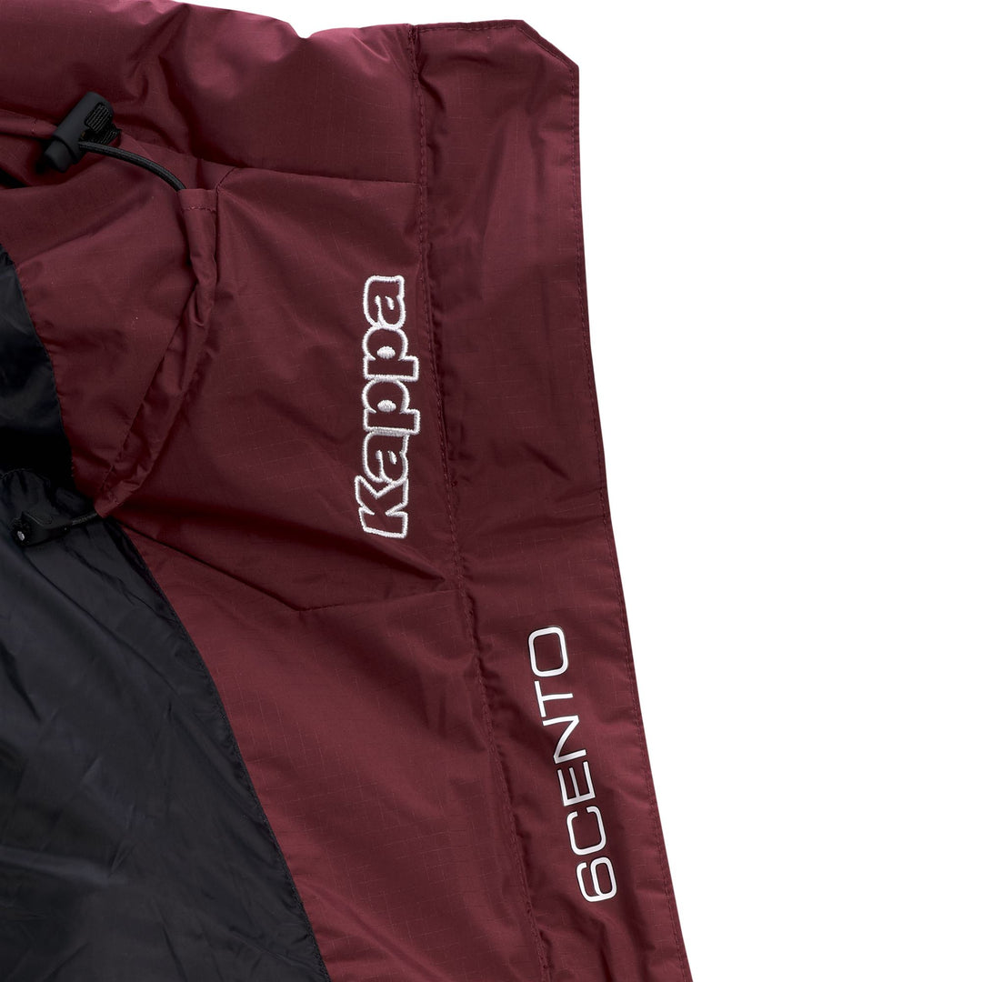 Veste de ski rouge pour homme, imperméable et confortable grâce à son isolation thermique. main