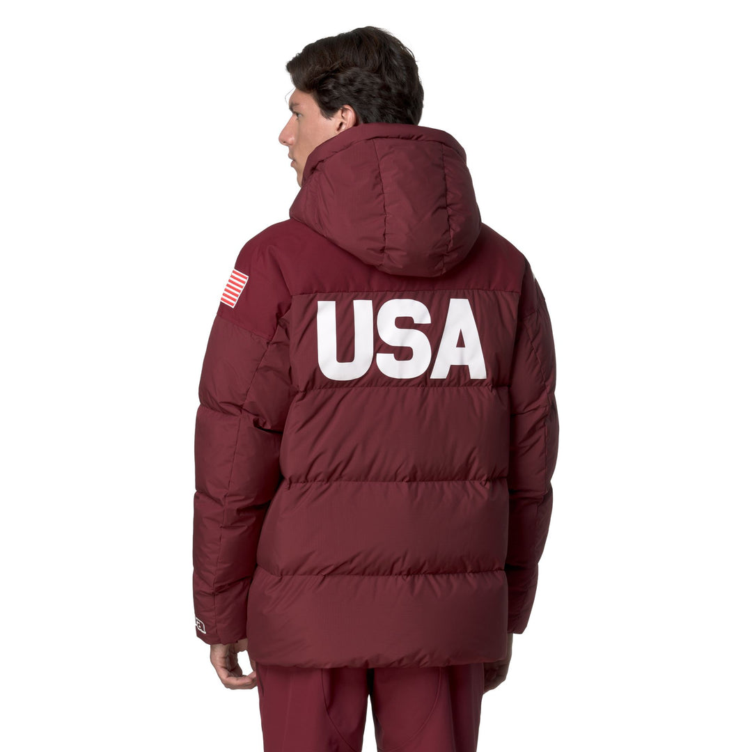 Veste de ski rouge pour homme, imperméable et confortable grâce à son isolation thermique. main