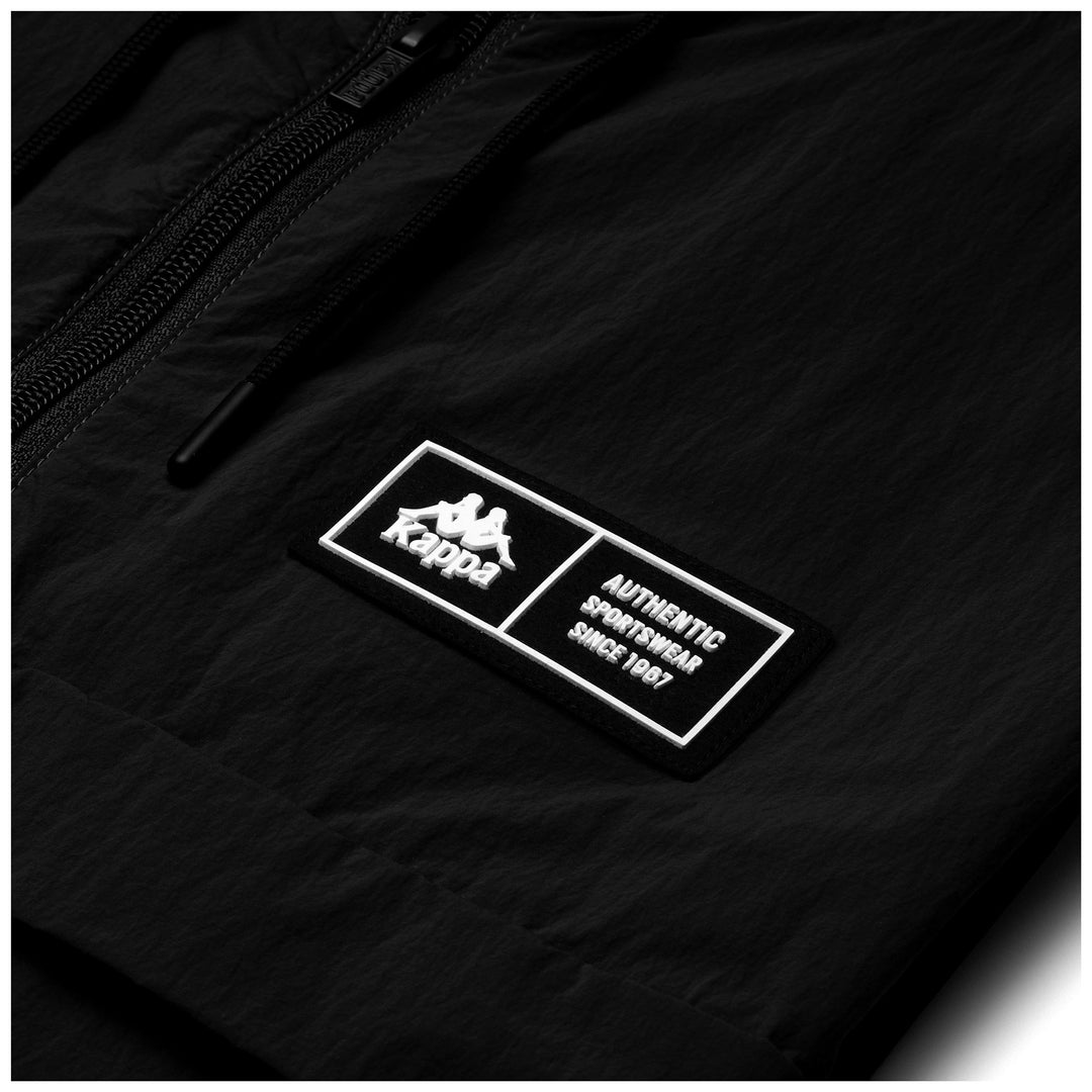 Chaqueta cortavientos deportiva negra de corte medio para hombre con ajuste cómodo main