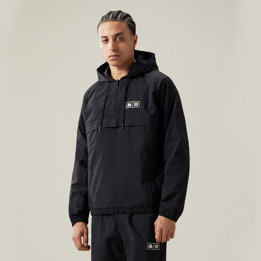 Chaqueta cortavientos deportiva negra de corte medio para hombre con ajuste cómodo main