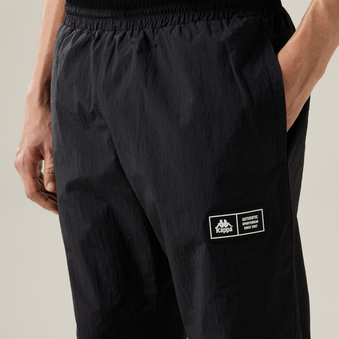 Pantaloni sportivi da uomo neri in nylon a gamba larga, vestibilità regolare 01