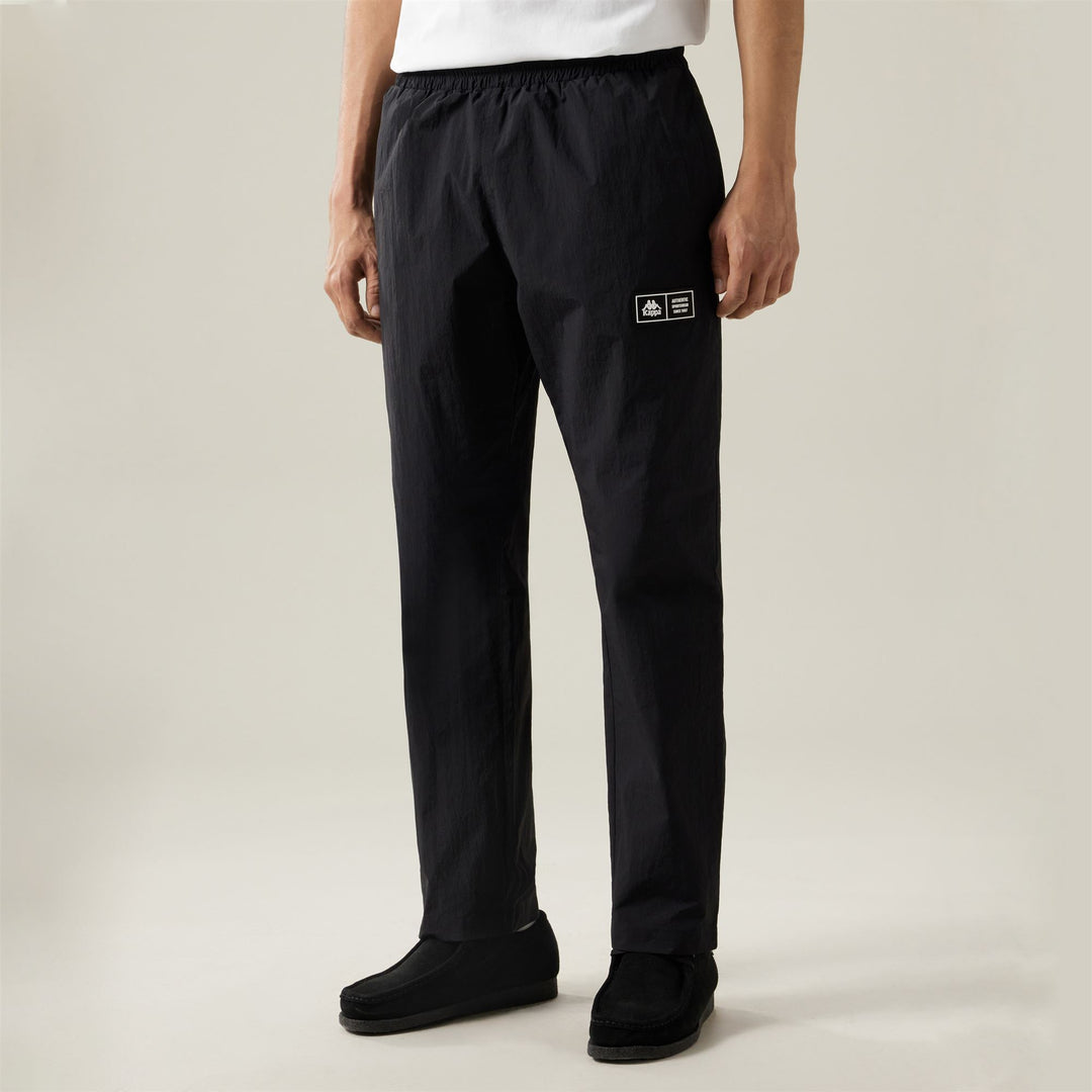 Pantalones deportivos negros de nailon para hombre, de pierna ancha y cintura elástica. main