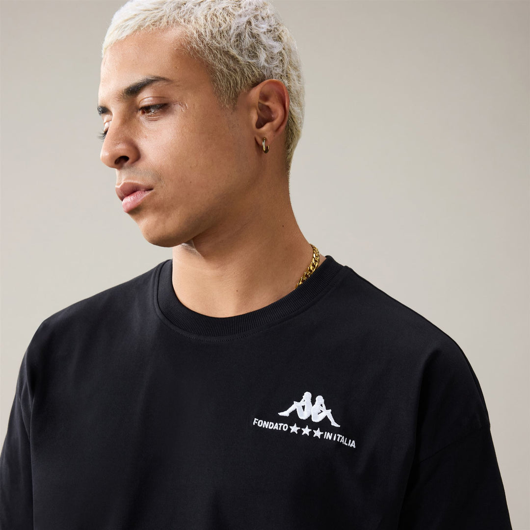 T-shirt sportiva da uomo nera, vestibilità comoda, in cotone biologico. 01