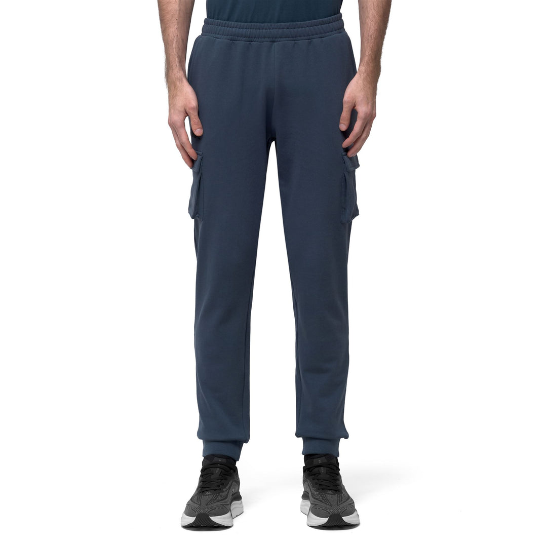 Pantalones cargo azules de corte regular para hombre con cintura elástica. 01
