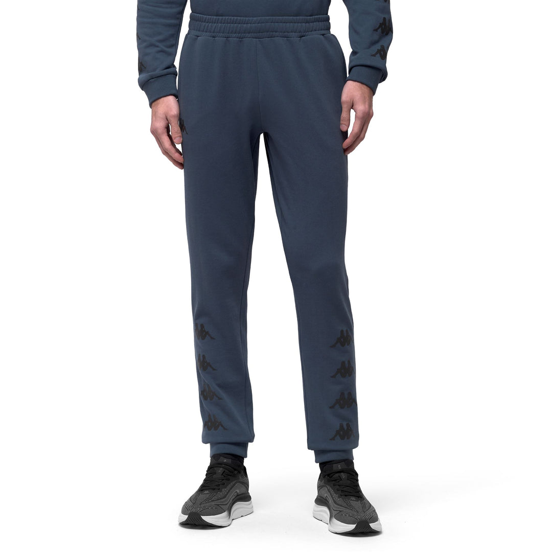 Pantalones deportivos azules de corte ajustado para hombre con inserciones de malla. 01