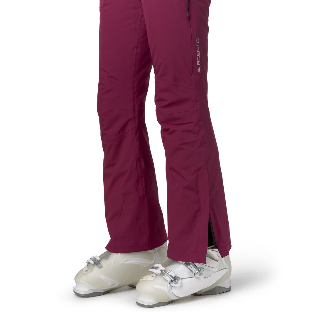 Pantalon de ski rouge isolé pour femme avec protection imperméable main