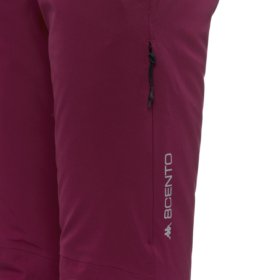 Pantalon de ski rouge isolé pour femme avec protection imperméable main