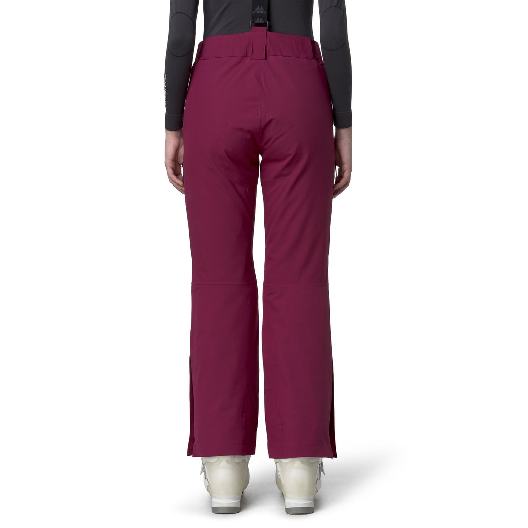 Pantalon de ski rouge isolé pour femme avec protection imperméable main