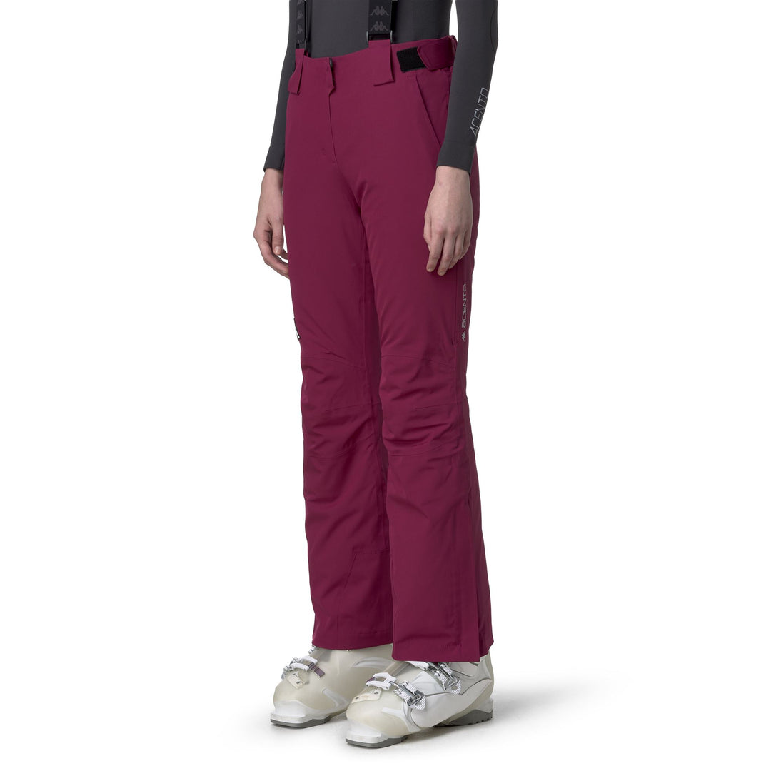Pantalon de ski rouge isolé pour femme avec protection imperméable main