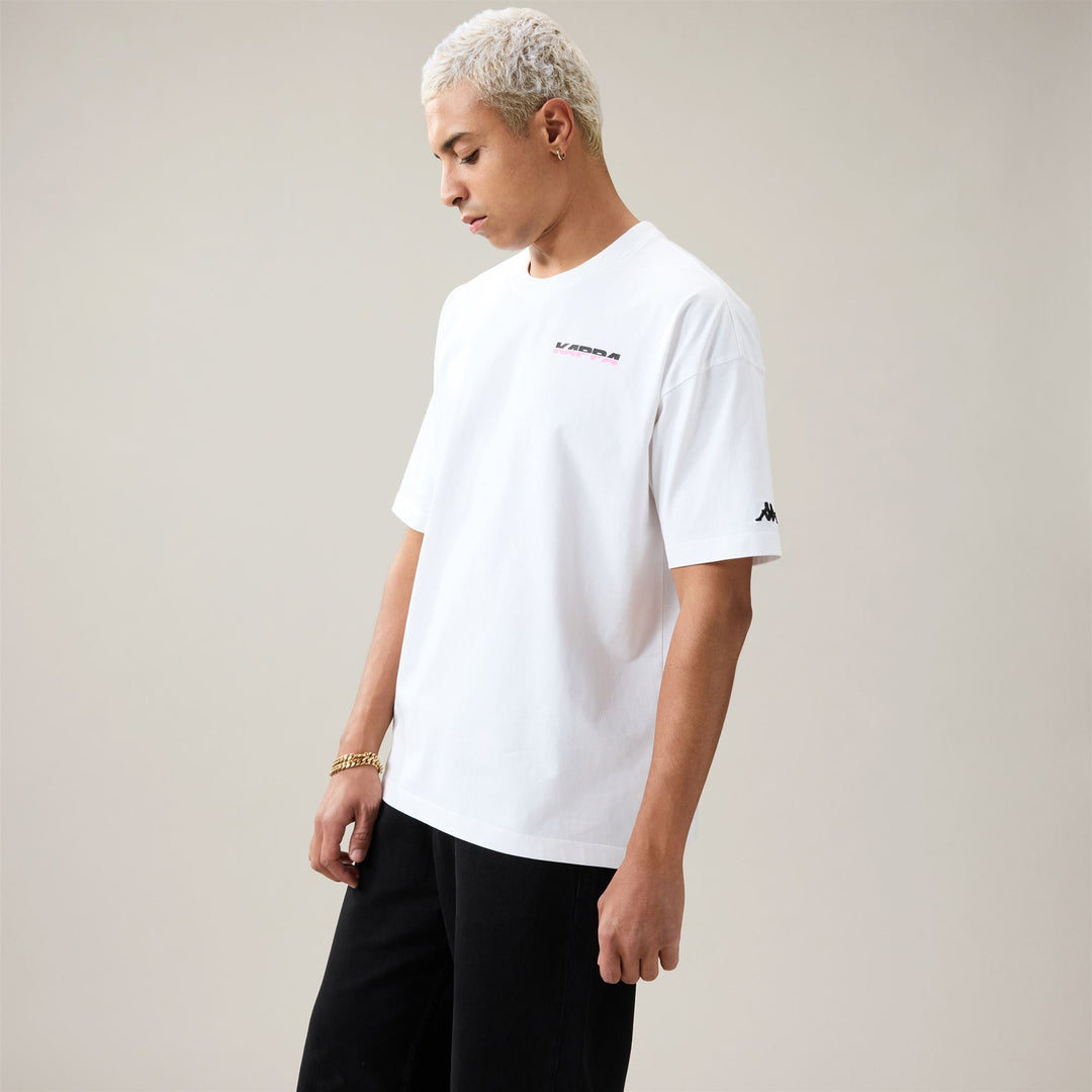 T-shirt sportiva da uomo bianca, vestibilità comoda, in cotone biologico. 01