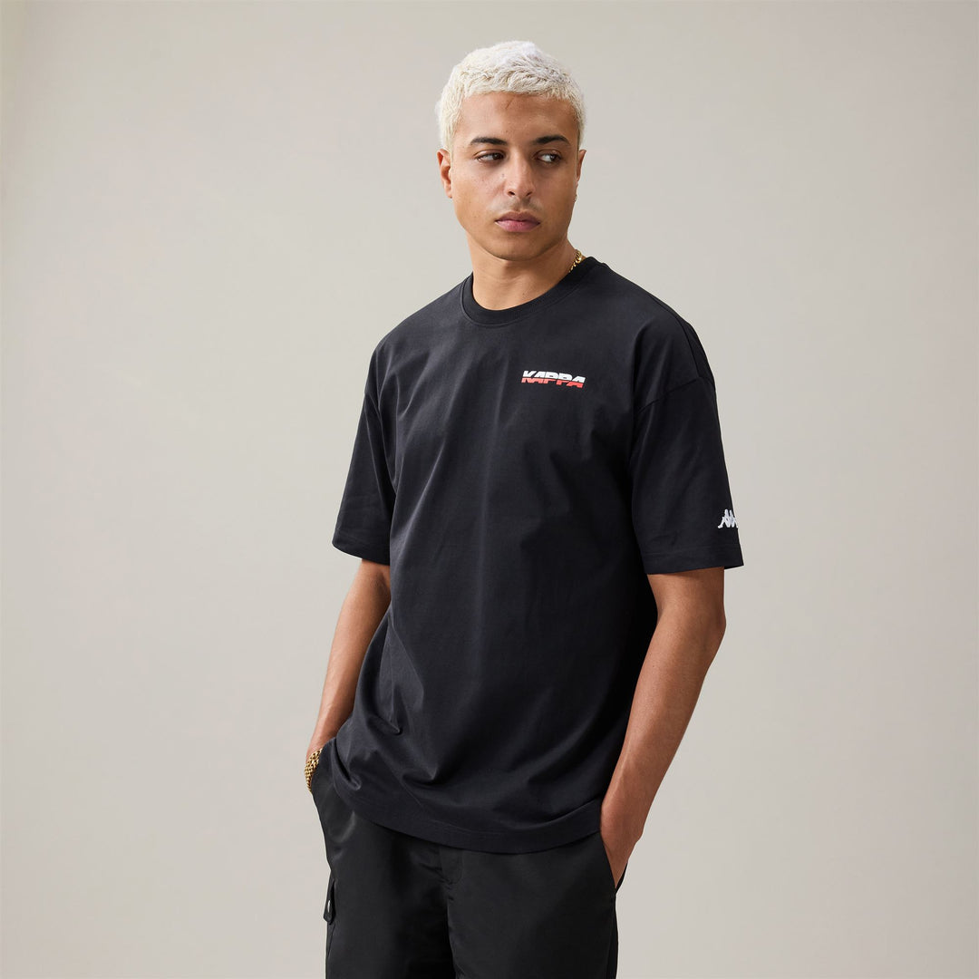 T-shirt sportiva da uomo nera in cotone biologico con stampa grafica. 01