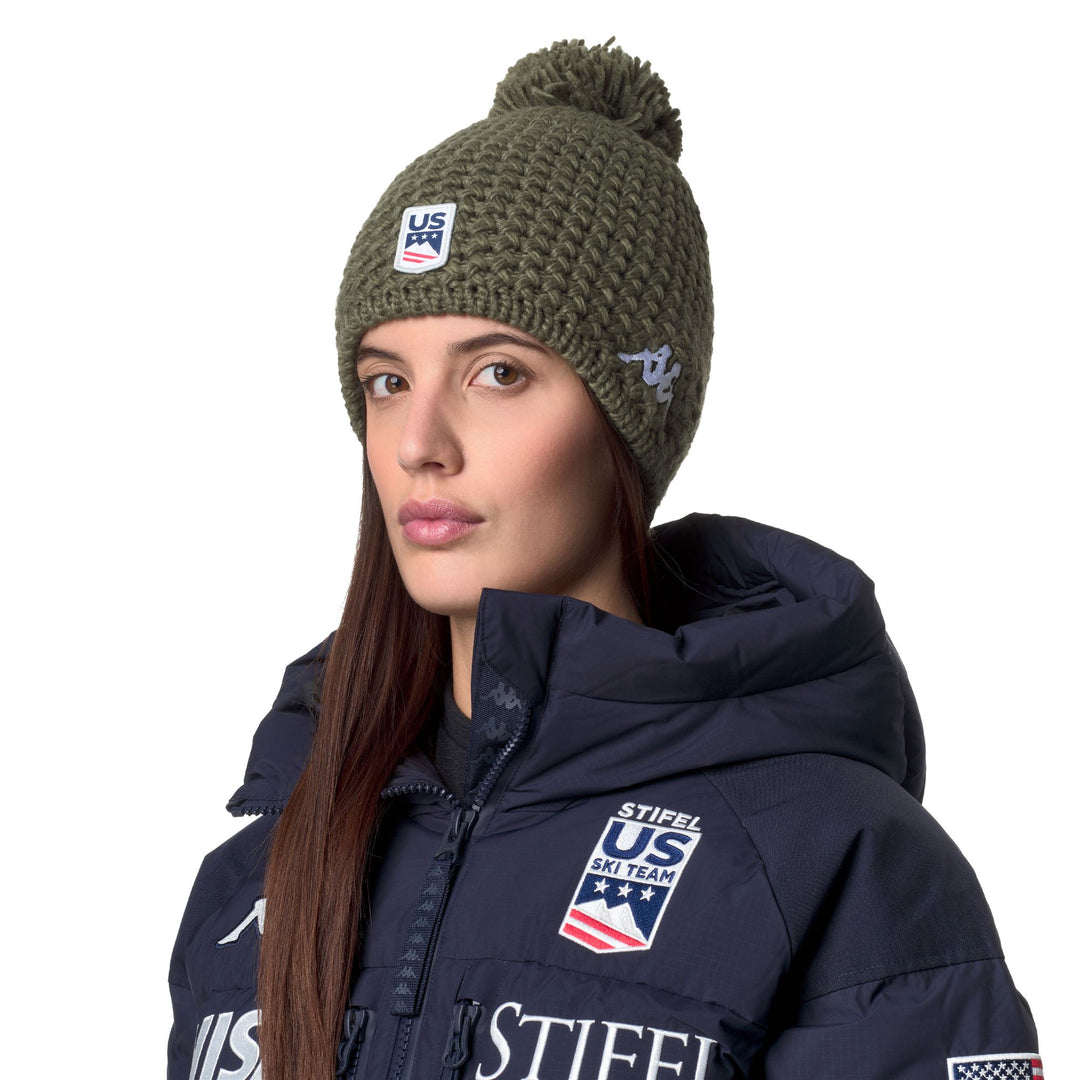 Gorro unisex verde con pompón y forro polar main