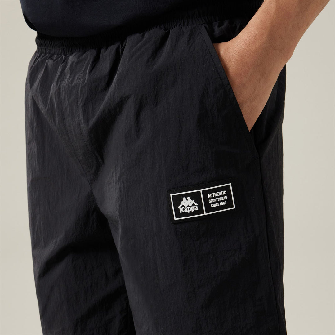 Pantaloncini sportivi da uomo neri in tessuto intrecciato, vestibilità regolare 01