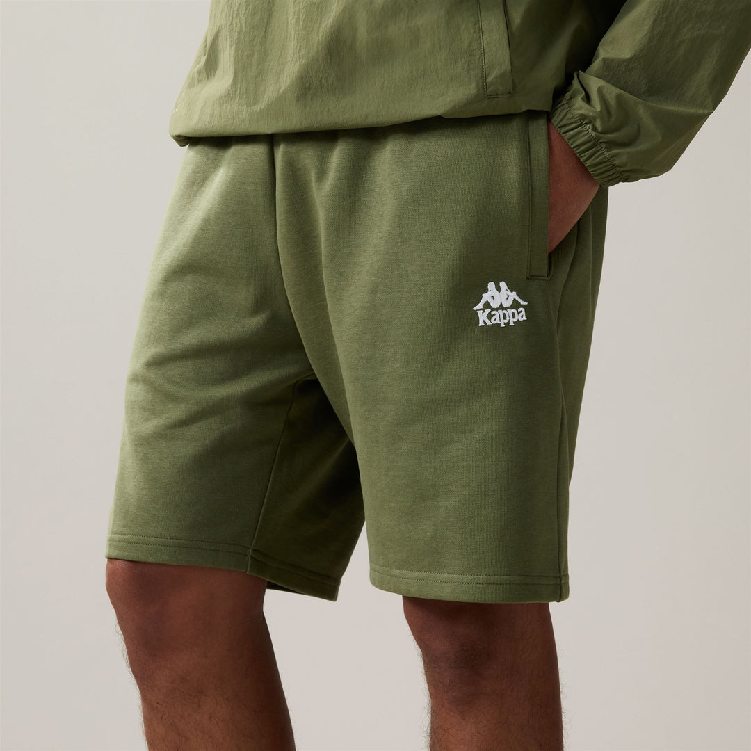 Pantaloncini sportivi da uomo verdi, vestibilità regolare, in cotone biologico. 01