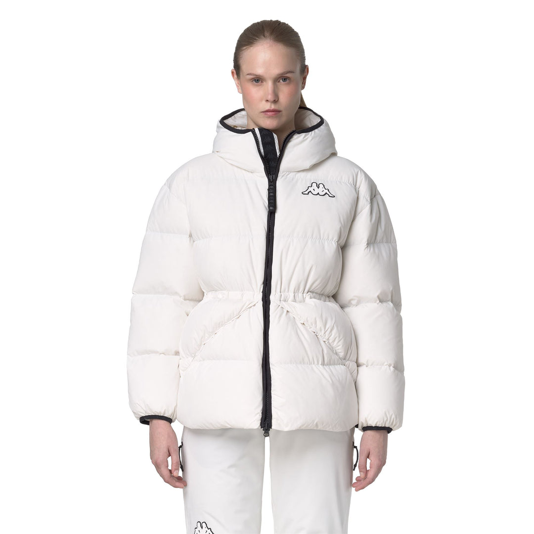 Piumino bianco da donna di media lunghezza con cappuccio 01