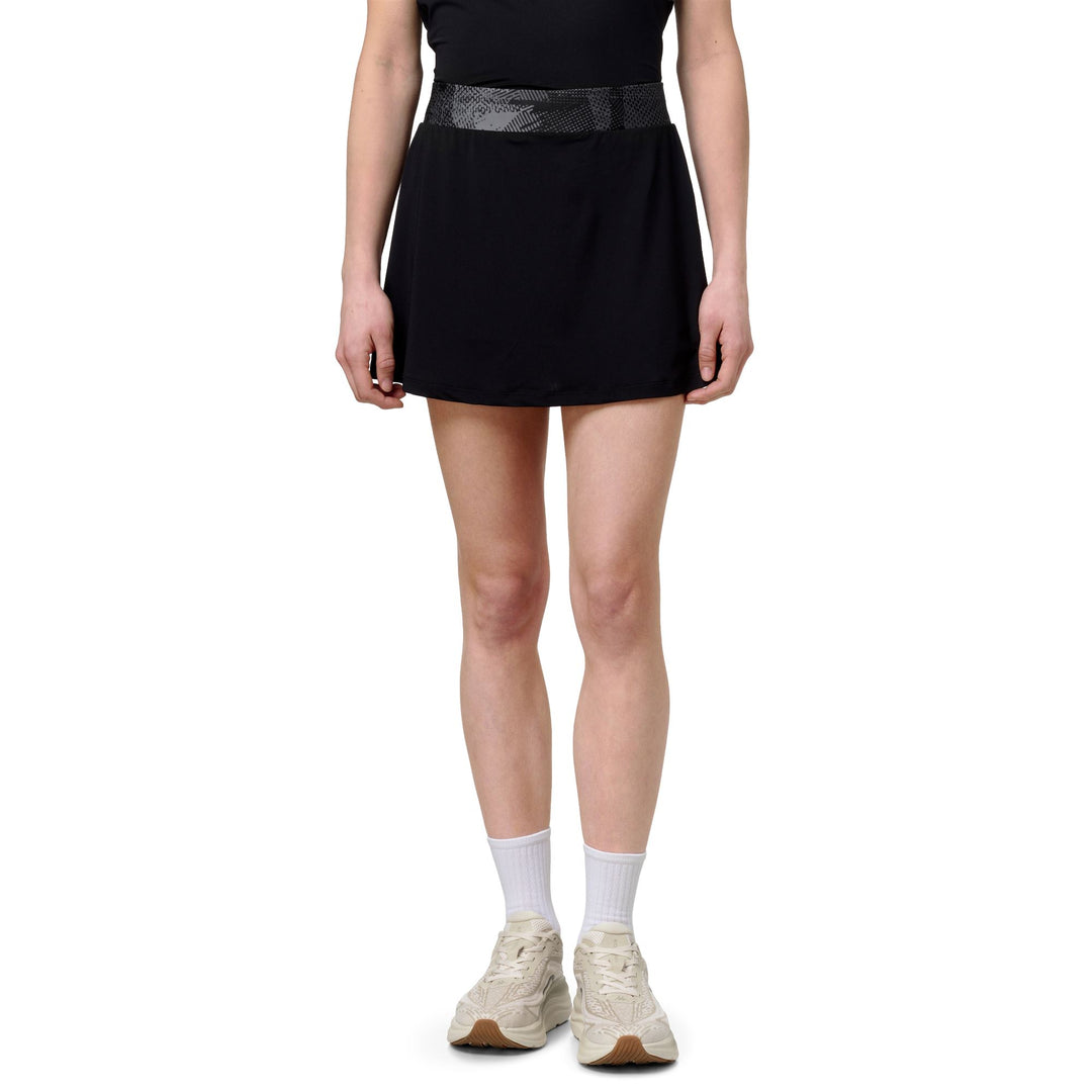 Falda de pádel negra ajustada para mujer con pantalón corto interior elástico 01