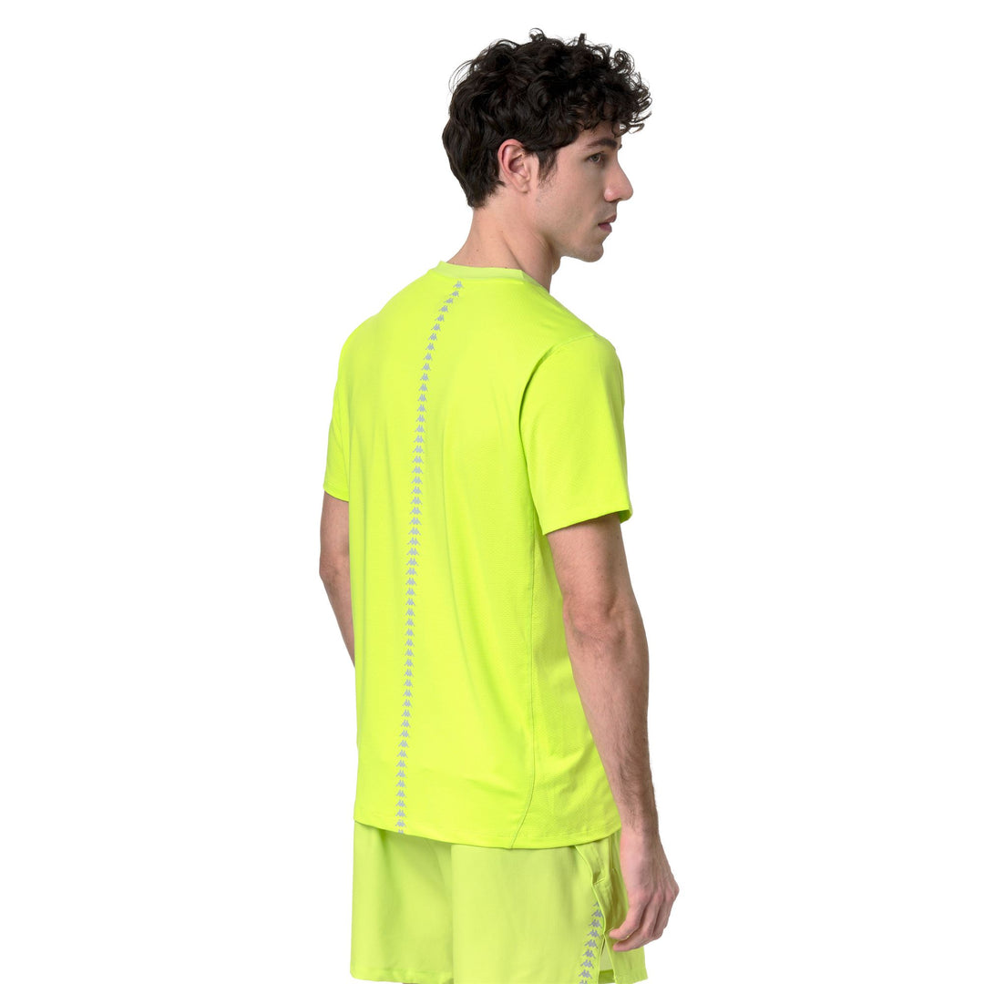 Maillot de course extensible vert pour homme, coupe classique. main