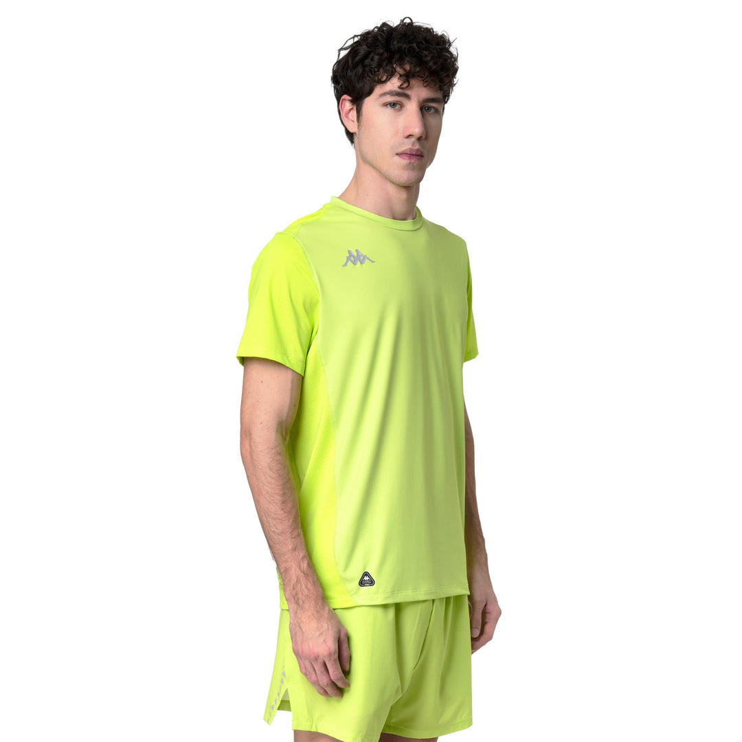 Maillot de course extensible vert pour homme, coupe classique. main