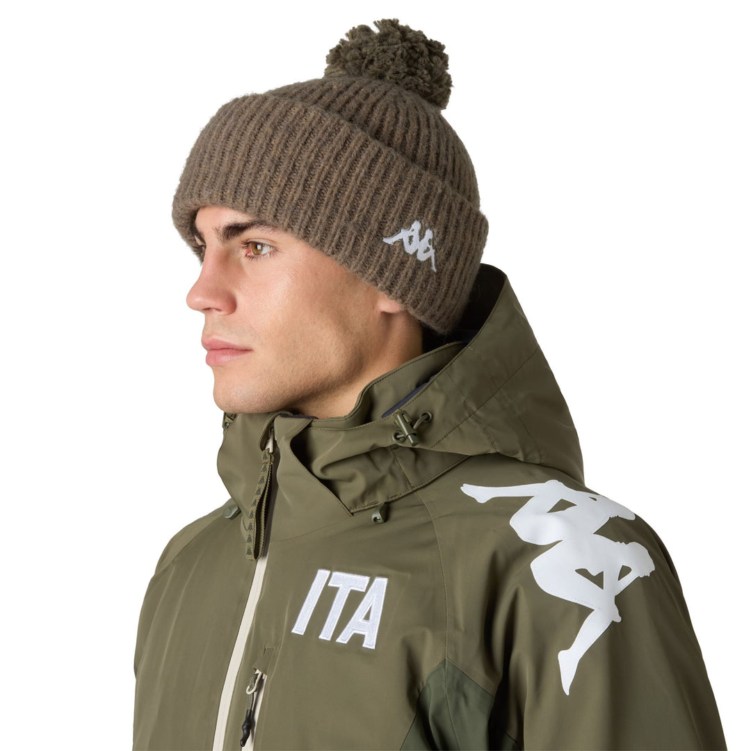 Gorro deportivo unisex verde con forro polar y estampado Pon Pon. main
