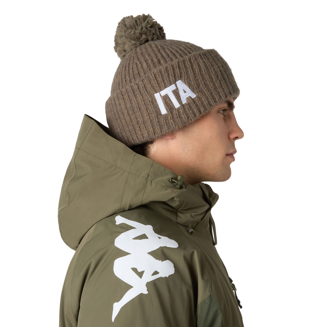 Gorro deportivo unisex verde con forro polar y estampado Pon Pon. main