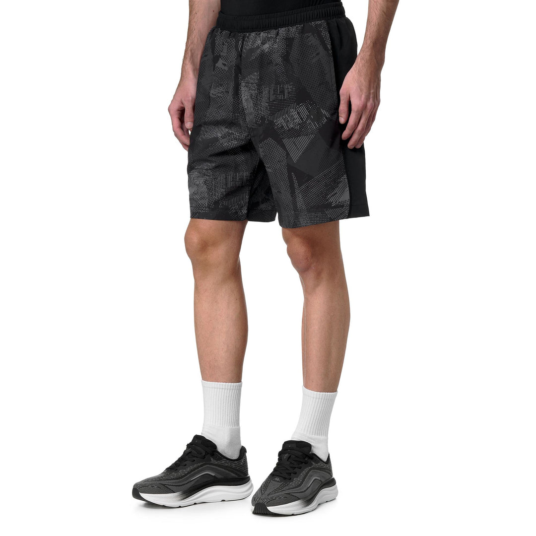Short de sport Padel pour homme, coupe classique, en tissu extensible noir. main