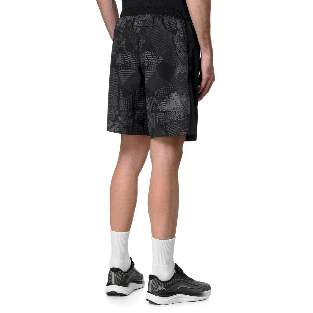 Short de sport Padel pour homme, coupe classique, en tissu extensible noir. main