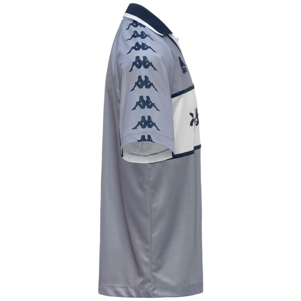 Camiseta deportiva gris de corte holgado para hombre con estampado gráfico frontal. 02