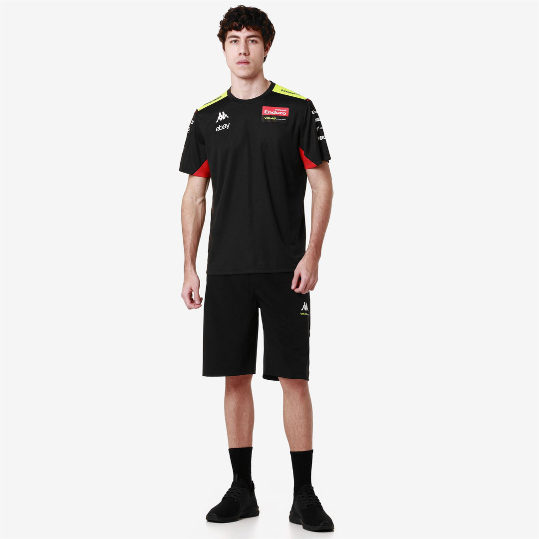 Camiseta deportiva negra de corte regular para hombre con hombros en contraste 01