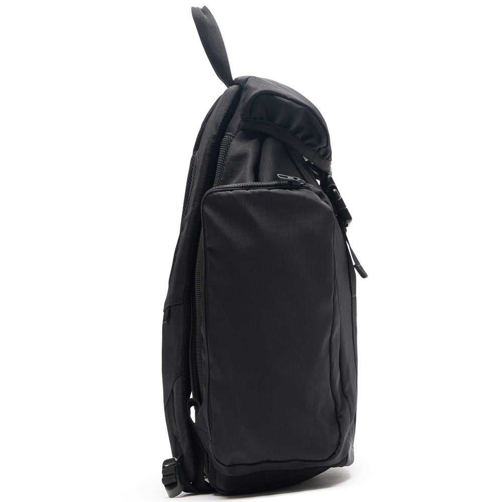 Mochila unisex tejida en negro 02